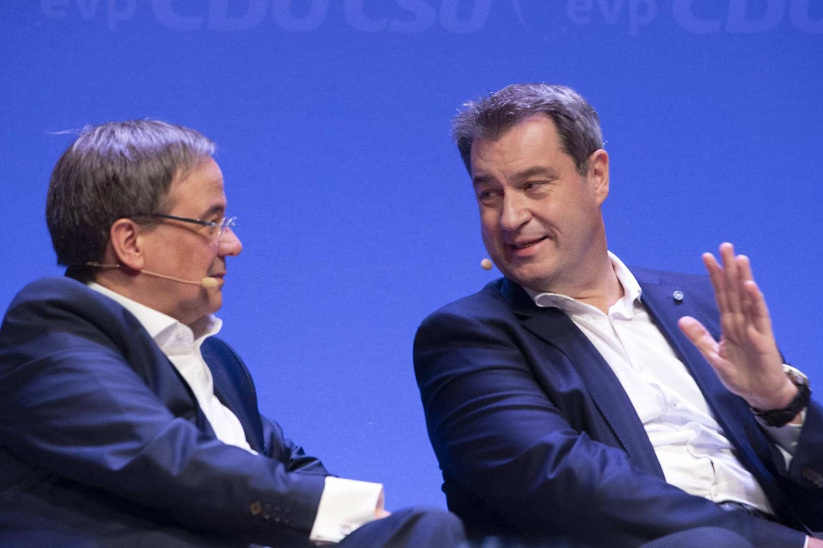 Armin Laschet und Markus Söder: Die Ministerpräsidenten kommen sich derzeit nur übers Telefon näher. Da gab es bei den Beratungen über die Frage von Ausgangsbeschränkungen oder Kontaktsperren Streit. (Archivfoto)
