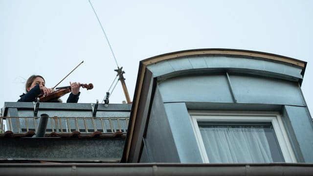 Musik verbindet: Eine Bratschistin in Stuttgart.