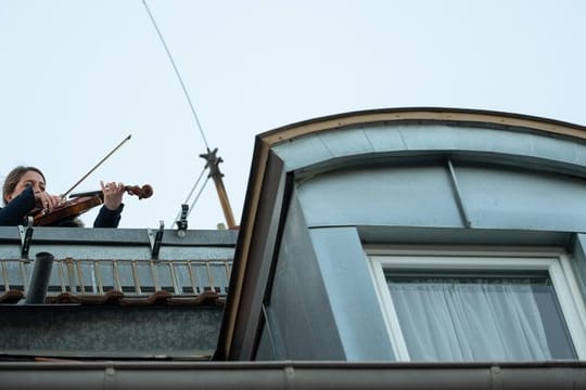 Musik verbindet: Eine Bratschistin in Stuttgart.