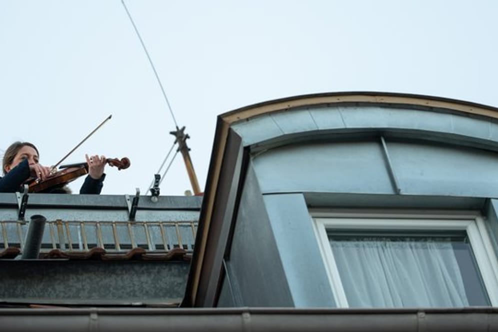 Musik verbindet: Eine Bratschistin in Stuttgart.