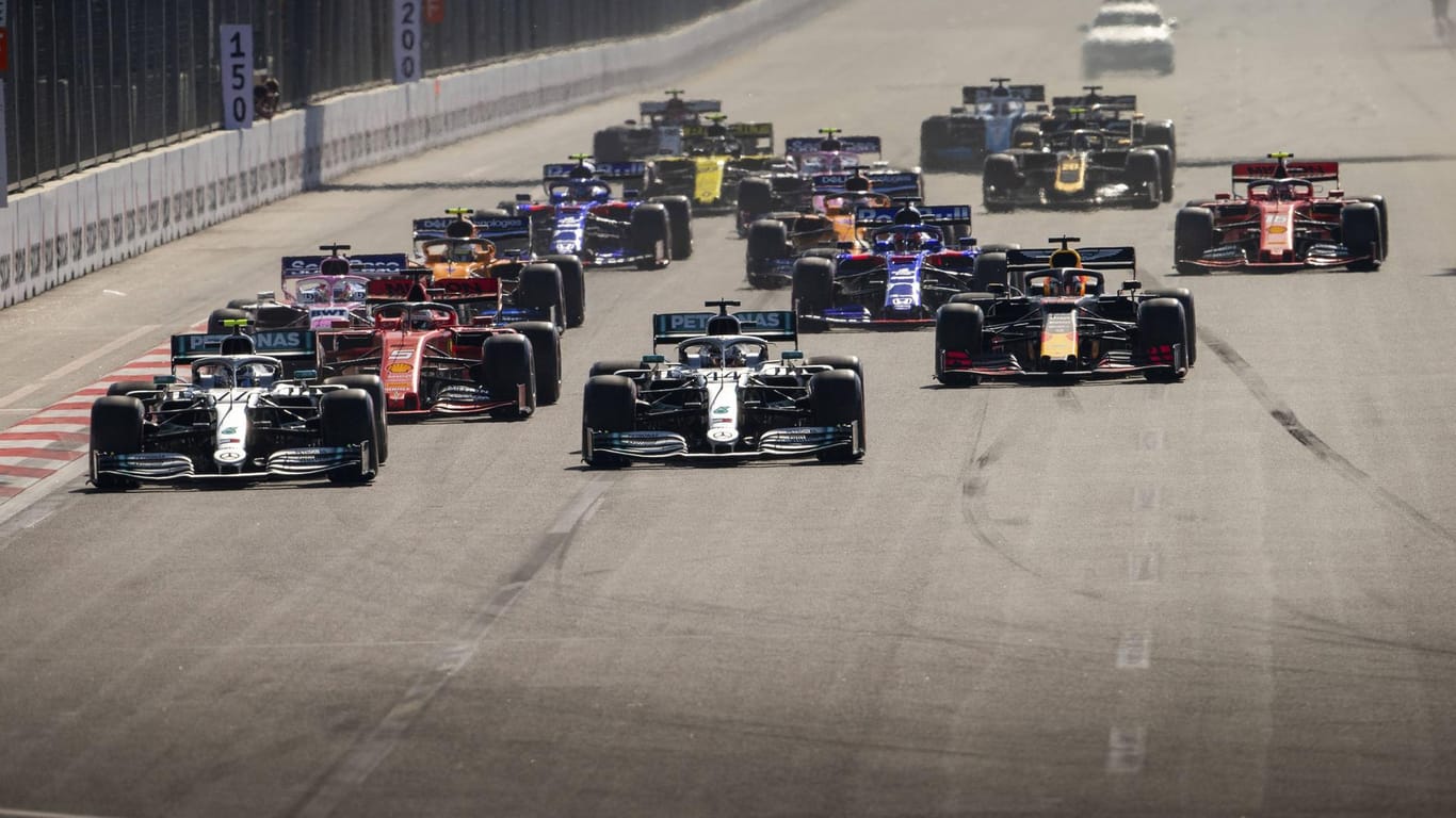 Können vorerst nicht mit ihren Autos durch die Altstadt von Baku rasen: Die Piloten der Formel 1 – hier beim Rennen 2019.