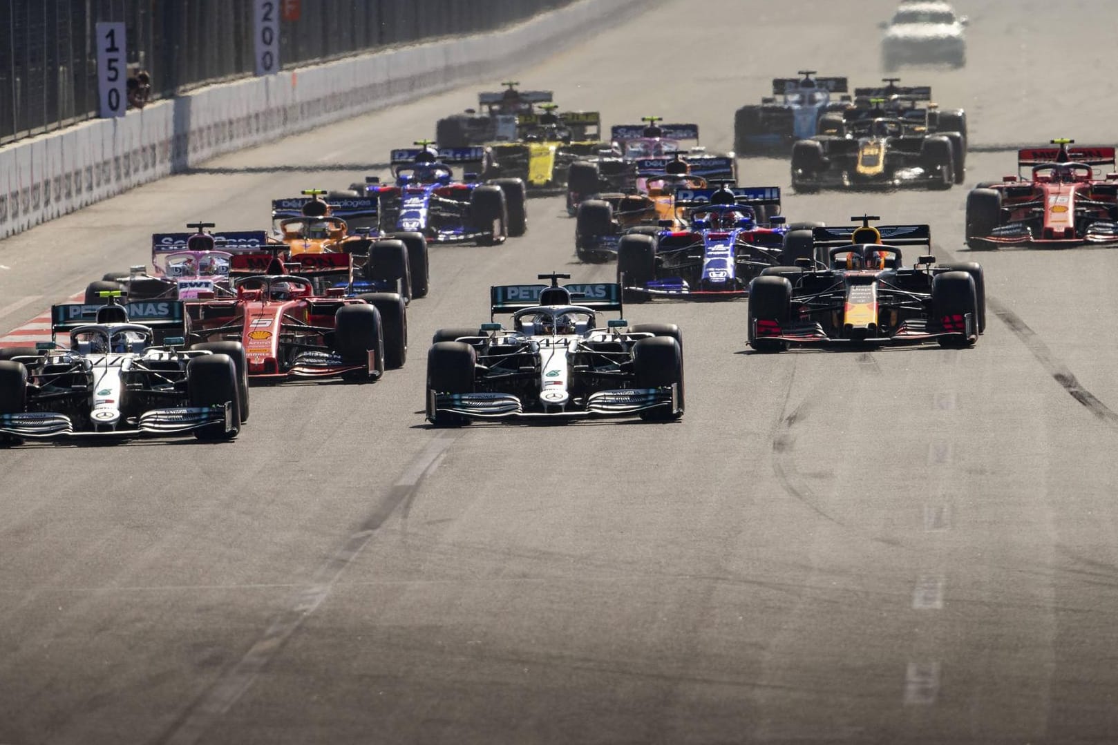 Können vorerst nicht mit ihren Autos durch die Altstadt von Baku rasen: Die Piloten der Formel 1 – hier beim Rennen 2019.