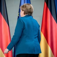 In Quarantäne: Bundeskanzlerin Angela Merkel wurde von einem Arzt gegen Pneumokkoken geimpft, der danach positiv auf das Coronavirus getestet wurde. AfD-Abgeordnete nutzten das, um gegen die Kanzlerin zu ätzen.