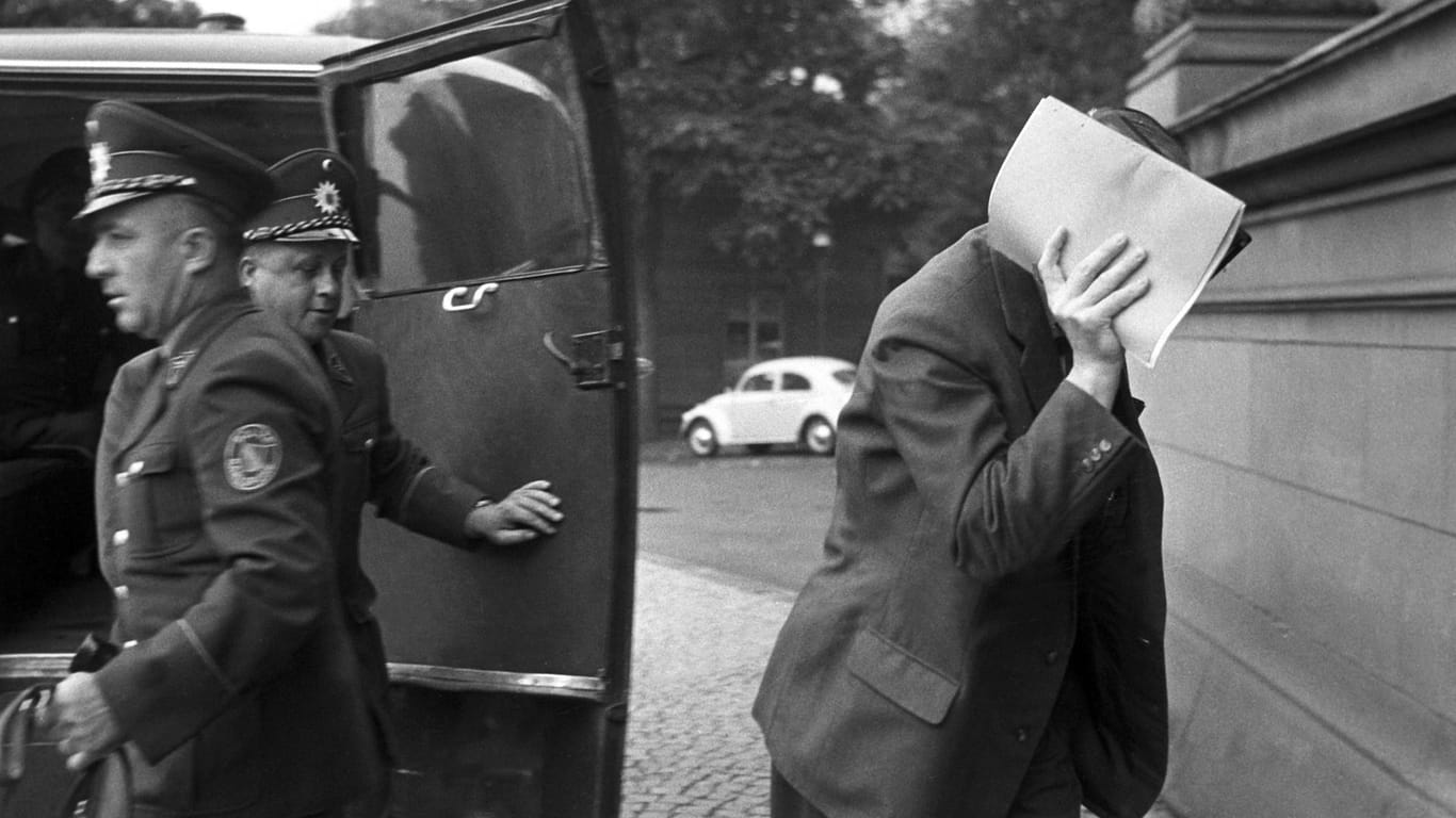 Heinz Felfe 1963 als Angeklagter auf dem Weg zum Gericht.