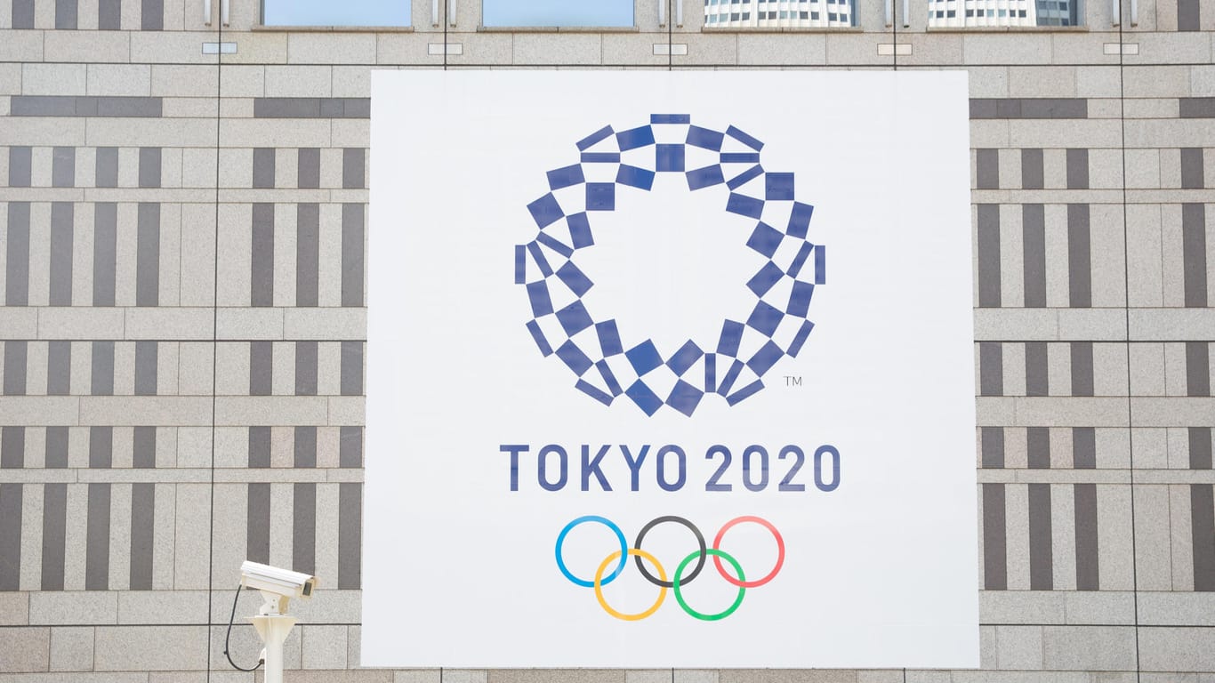 Ein Banner mit dem Logo der Olympischen Spiele Tokio 2020: Eine Entscheidung des IOC steht noch aus.