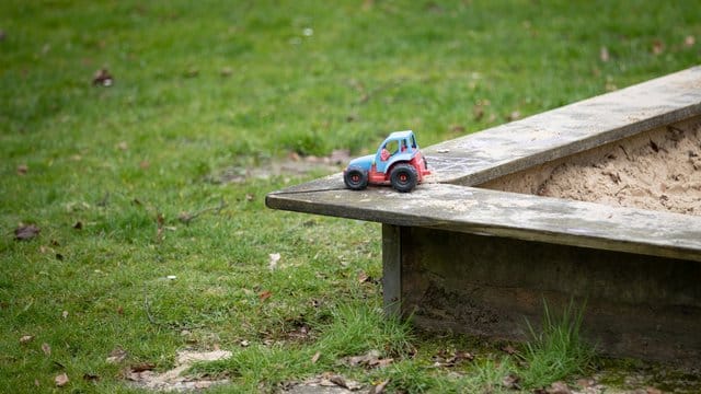 Das Aufstellen von Rutschen oder Sandkästen gehöre nach einem Urteil des Amtsgerichts Kerpen zum normalen Gebrauch der Mietsache.