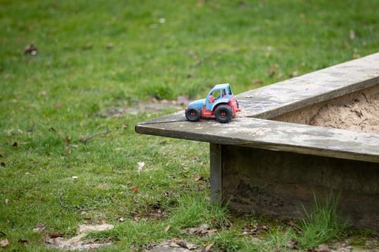 Das Aufstellen von Rutschen oder Sandkästen gehöre nach einem Urteil des Amtsgerichts Kerpen zum normalen Gebrauch der Mietsache.