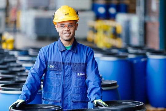 Chemikanten steuern und überwachen im Schichtbetrieb Maschinen und Anlagen, die chemische Erzeugnisse herstellen, abfüllen und verpacken.