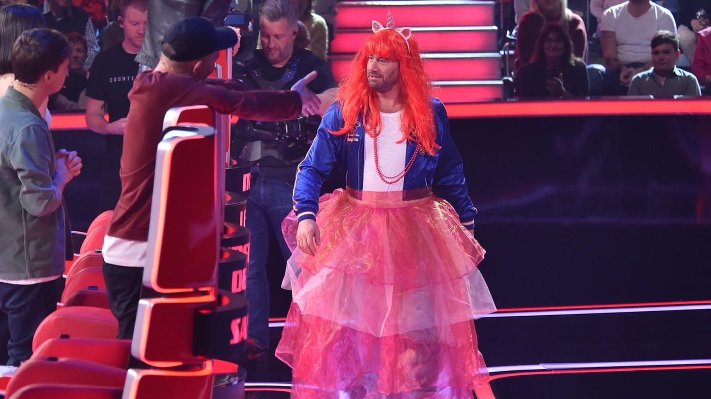 Sasha mal etwas anders gestylt: Der "The Voice Kids"-Coach wurde von seinen Kollegen verkleidet.