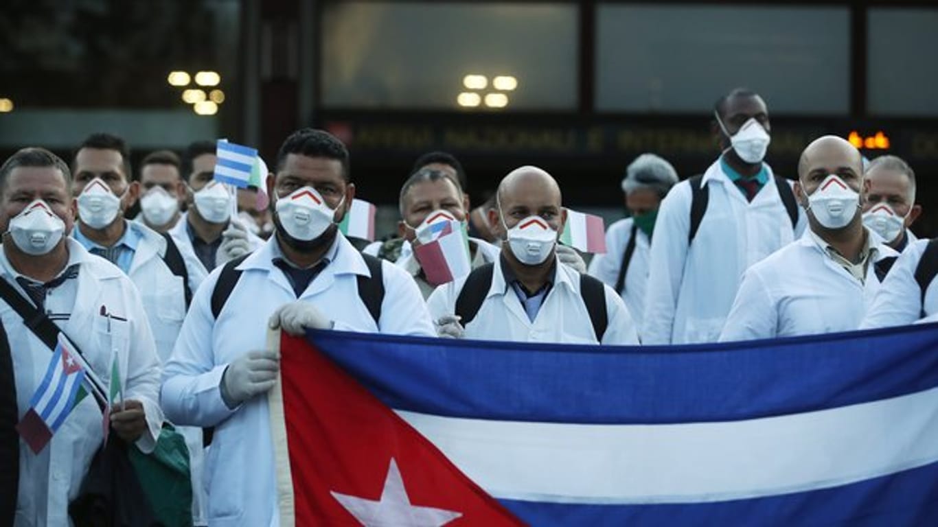 Kubanische Ärzte und Fachleute aus dem medizinischen Bereich bei der Ankunft am Flughafen Malpensa.