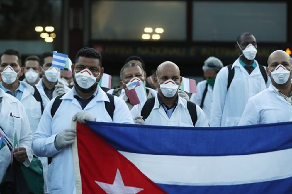 Kubanische Ärzte und Fachleute aus dem medizinischen Bereich bei der Ankunft am Flughafen Malpensa.