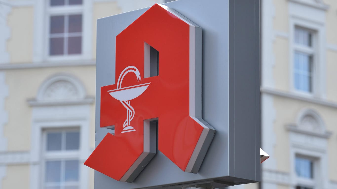 Das Rote A der Apotheken (Symbolbild): In Spandau sollen Jugendliche eine Apotheke überfallen haben.