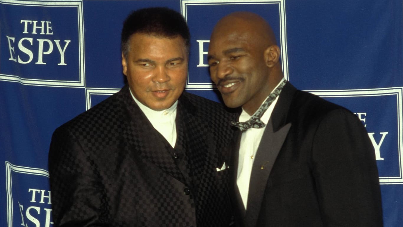 Muhammad Ali (li.) und Evander Holyfield (re.): Die Ex-Boxweltmeister, hier im Jahr 1997, sollen in einem virtuellen Kampf aufeinandertreffen.