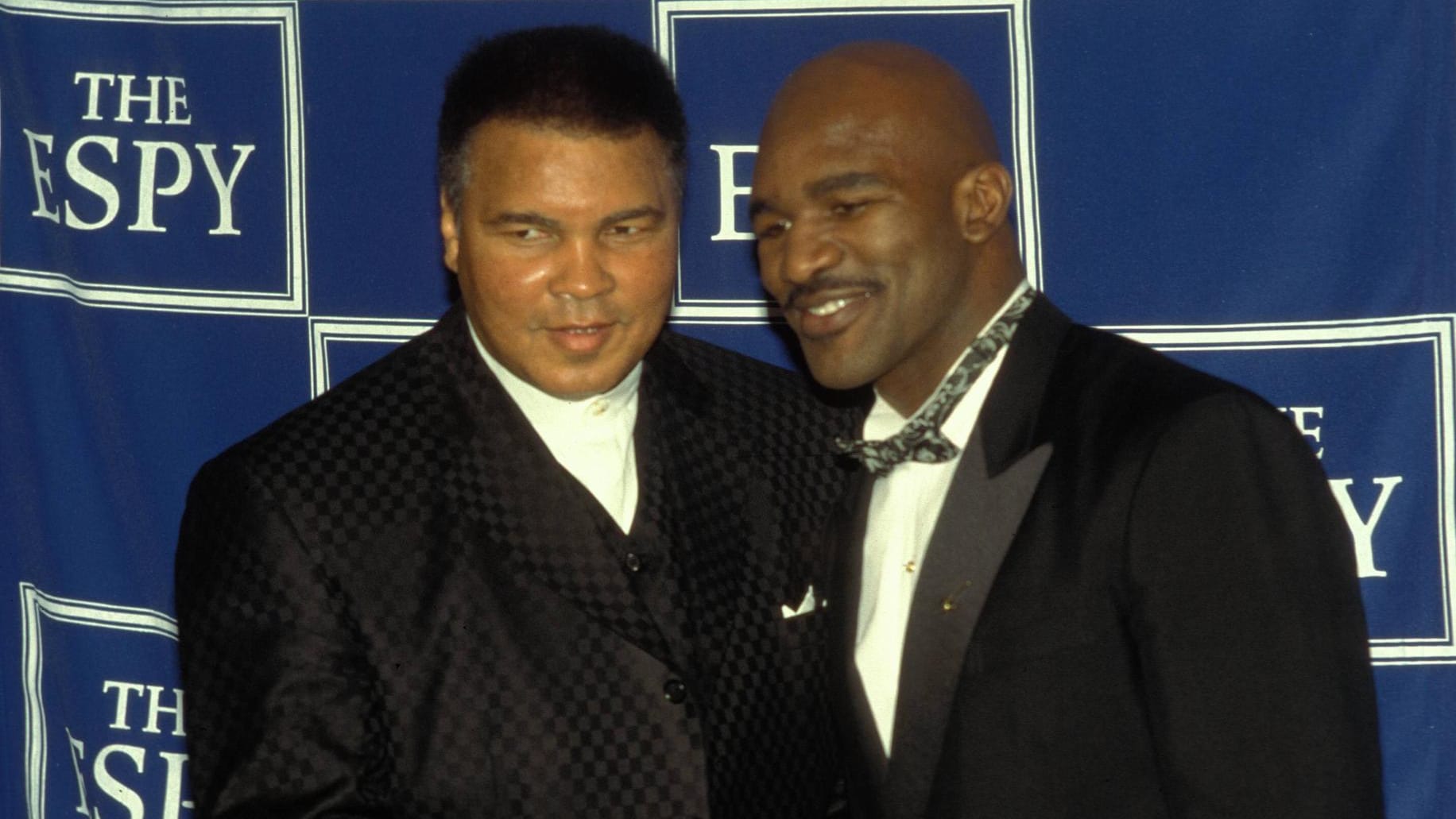 Muhammad Ali (li.) und Evander Holyfield (re.): Die Ex-Boxweltmeister, hier im Jahr 1997, sollen in einem virtuellen Kampf aufeinandertreffen. Muhammad Ali (li.) und Evander Holyfield (re.): Die Ex-Boxweltmeister, hier im Jahr 1997, sollen in einem virtuellen Kampf aufeinandertreffen.