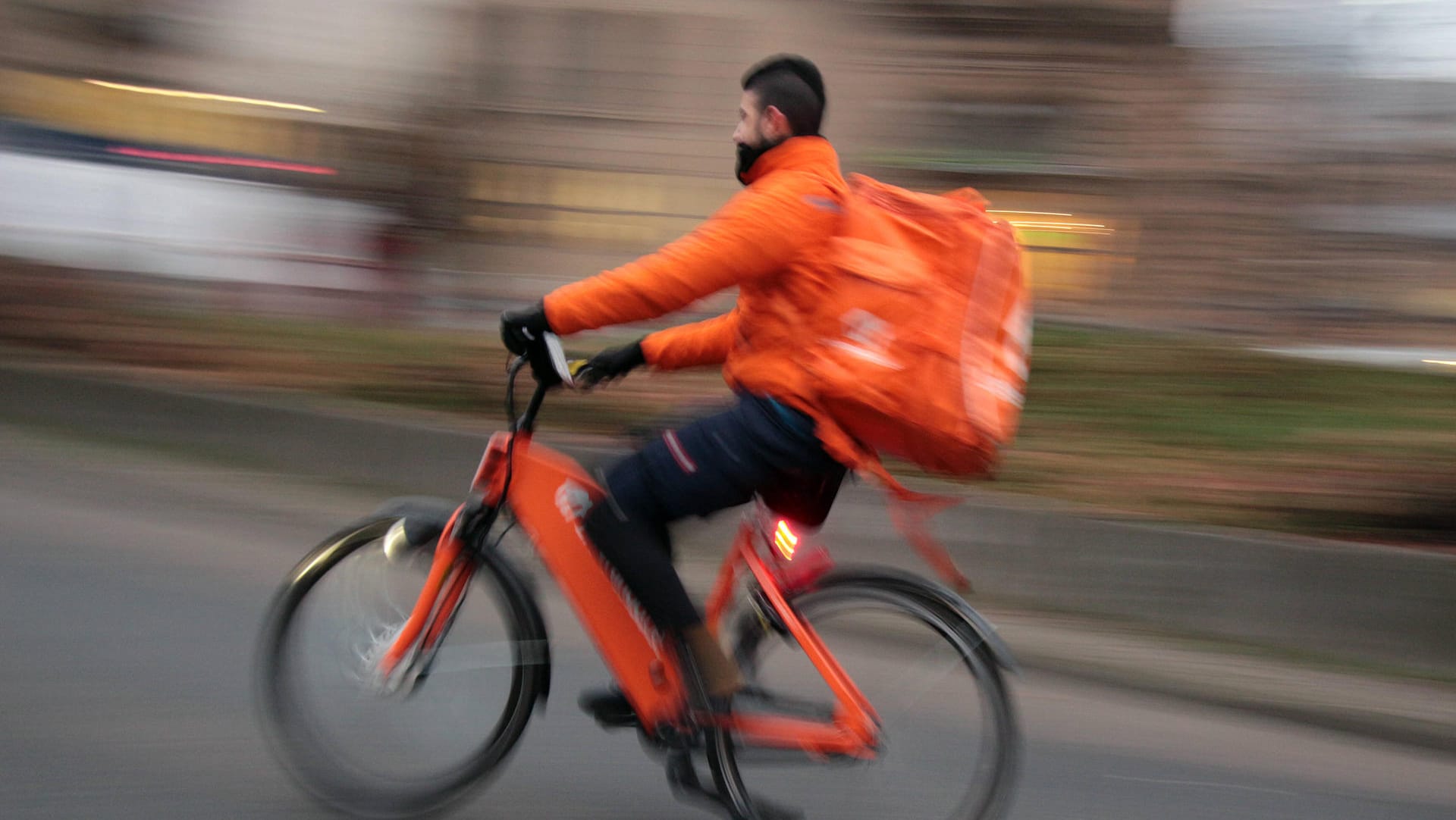 Ein Fahrradkurier fährt Essen aus: In Hagen werden nun Lieferdienste auf einer Internetseite gebündelt (Symbolbild).