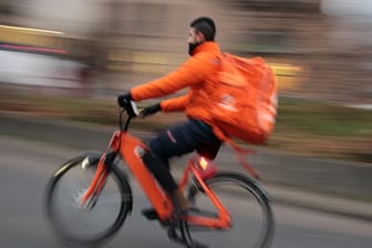 Ein Fahrradkurier fährt Essen aus: In Hagen werden nun Lieferdienste auf einer Internetseite gebündelt (Symbolbild).