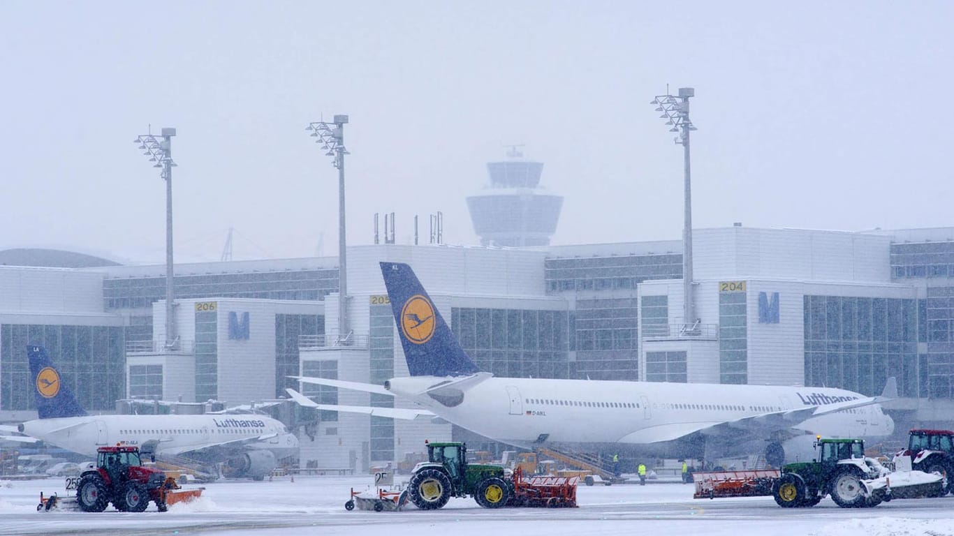 Verschneiter Flughafen in München: Zuletzt gab es nur wenige Tage, an denen so viel Schnee lag.