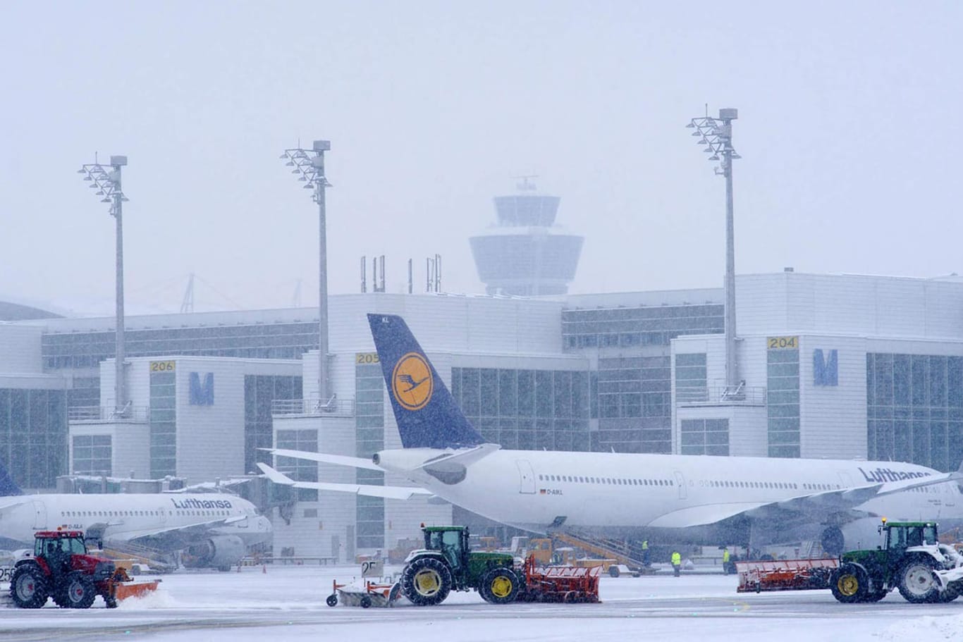 Verschneiter Flughafen in München: Zuletzt gab es nur wenige Tage, an denen so viel Schnee lag.