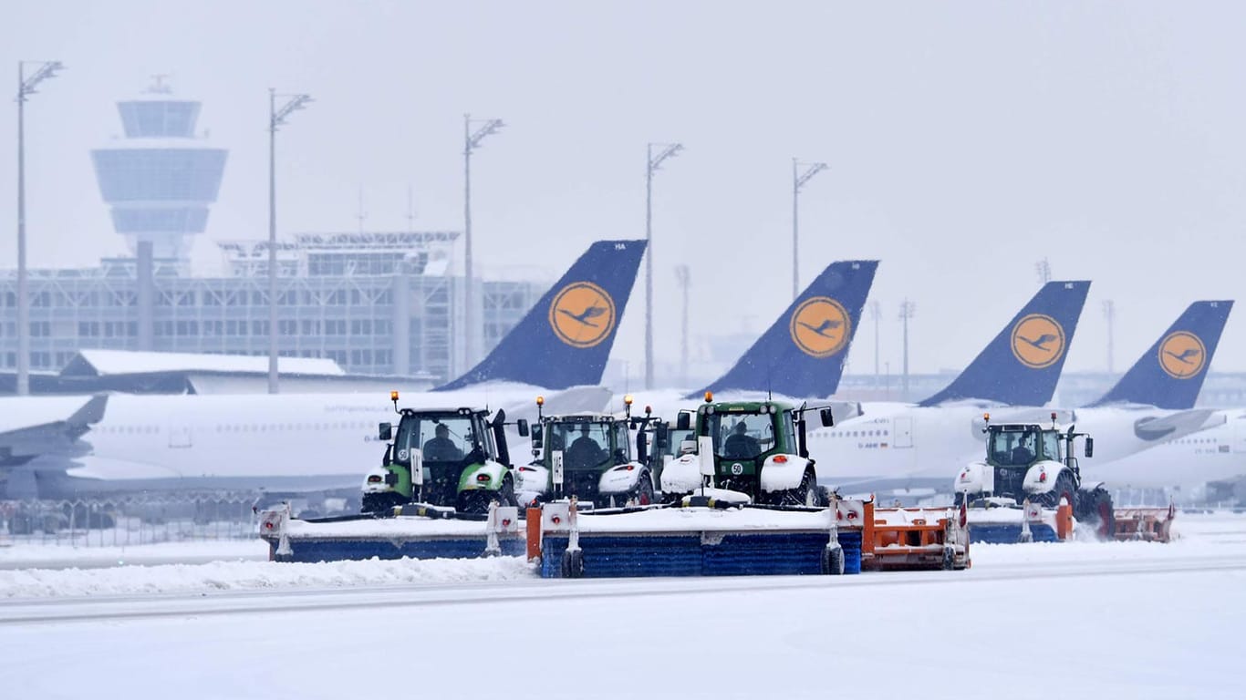 Mehrere Fahrzeuge des Winterdienstes am Flughafen München: Sie sind zuständig für Vorfelder, Start- und Landebahnen.