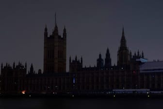 Der abgedunkelte Londoner Palace of Westminster während der Earth Hour 2019.