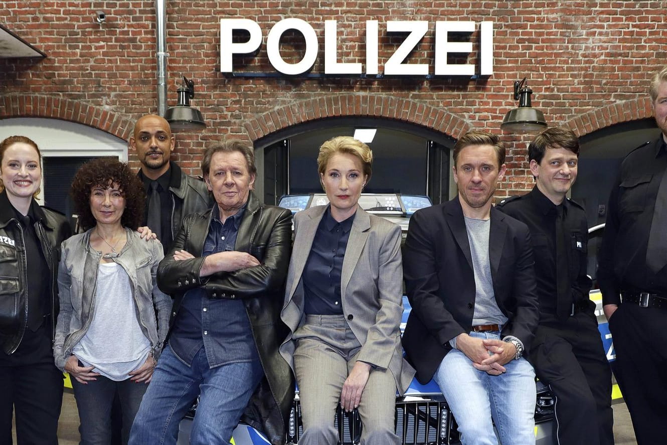 Jan Fedder mit seinen Kollegen am Set der Serie "Großstadtrevier": Am 23. März wird er in der Serie das letzte Mal zu sehen sein.