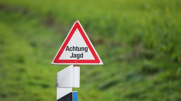 Ein Straßenschild mit der Aufschrift "Achtung Jagd": In der niedersächsischen Gemeinde Marklohe wurde ein Jäger bei der Jagd von einem Schuss getroffen und dadurch getötet. (Symbolbild)