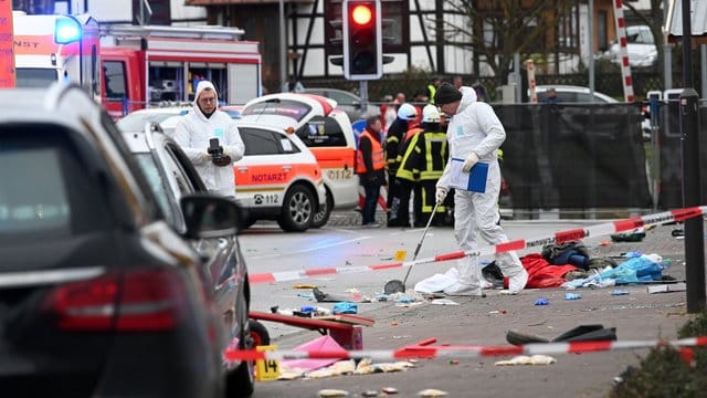 Einsatzkräfte nehmen an der Unfallstelle in Volkmarsen Spuren auf.