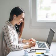 Eine Frau arbeitet im Homeoffice: Eine stabile Internetverbindung ist so wichtig wie nie.
