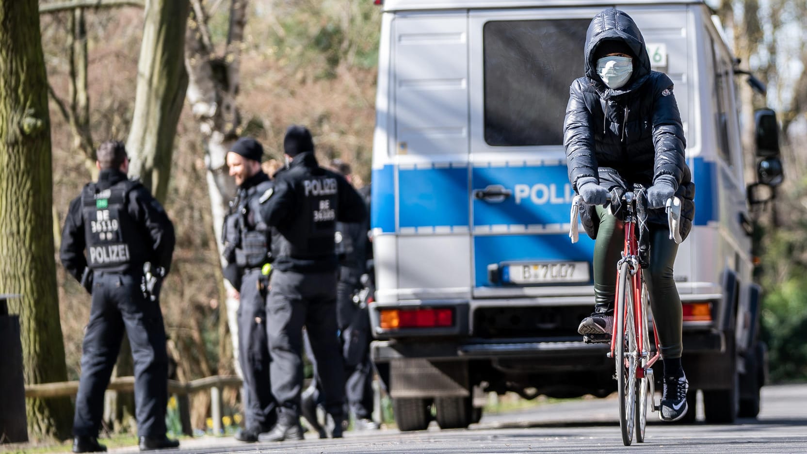 Polizei und Fahrradfahrer im Tiergarten Berlin: Unklarheiten beim Kontaktverbot führen zu Verunsicherung.