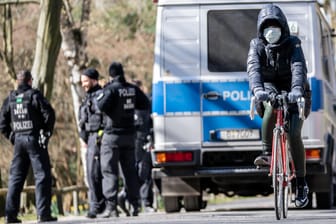 Polizei und Fahrradfahrer im Tiergarten Berlin: Unklarheiten beim Kontaktverbot führen zu Verunsicherung.