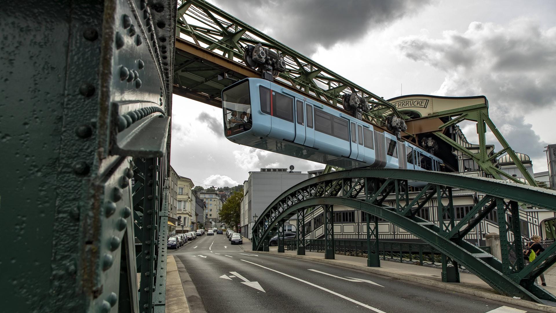 Ein Zug der Wuppertaler Schwebebahn: Weil derzeit weniger Fahrgäste unterwegs sind, wird der Fahrplan angepasst. Ein Zug der Wuppertaler Schwebebahn: Weil derzeit weniger Fahrgäste unterwegs sind, wird der Fahrplan angepasst.