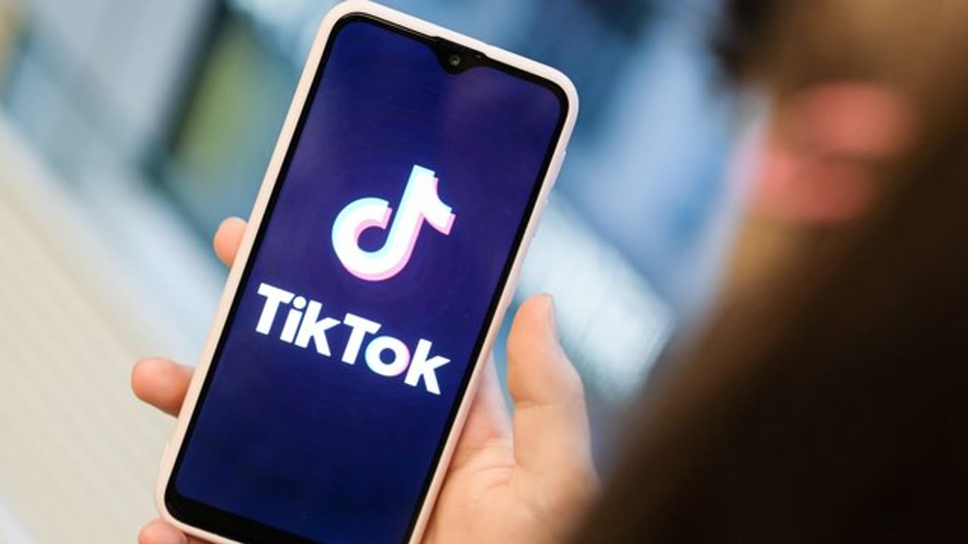 TikTok mit seinen kurzen Videos ist vor allem bei jüngeren Nutzern populär.