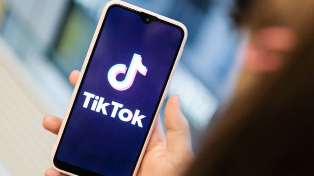 TikTok mit seinen kurzen Videos ist vor allem bei jüngeren Nutzern populär. TikTok mit seinen kurzen Videos ist vor allem bei jüngeren Nutzern populär.