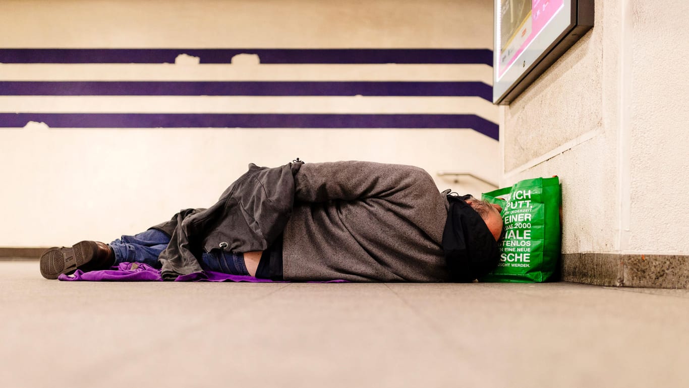 Ein Obdachloser schläft in einer U-Bahn-Haltestelle in Köln: In der Corona-Krise ist das Leben für Obdachlose noch schwieriger geworden (Symbolbild).