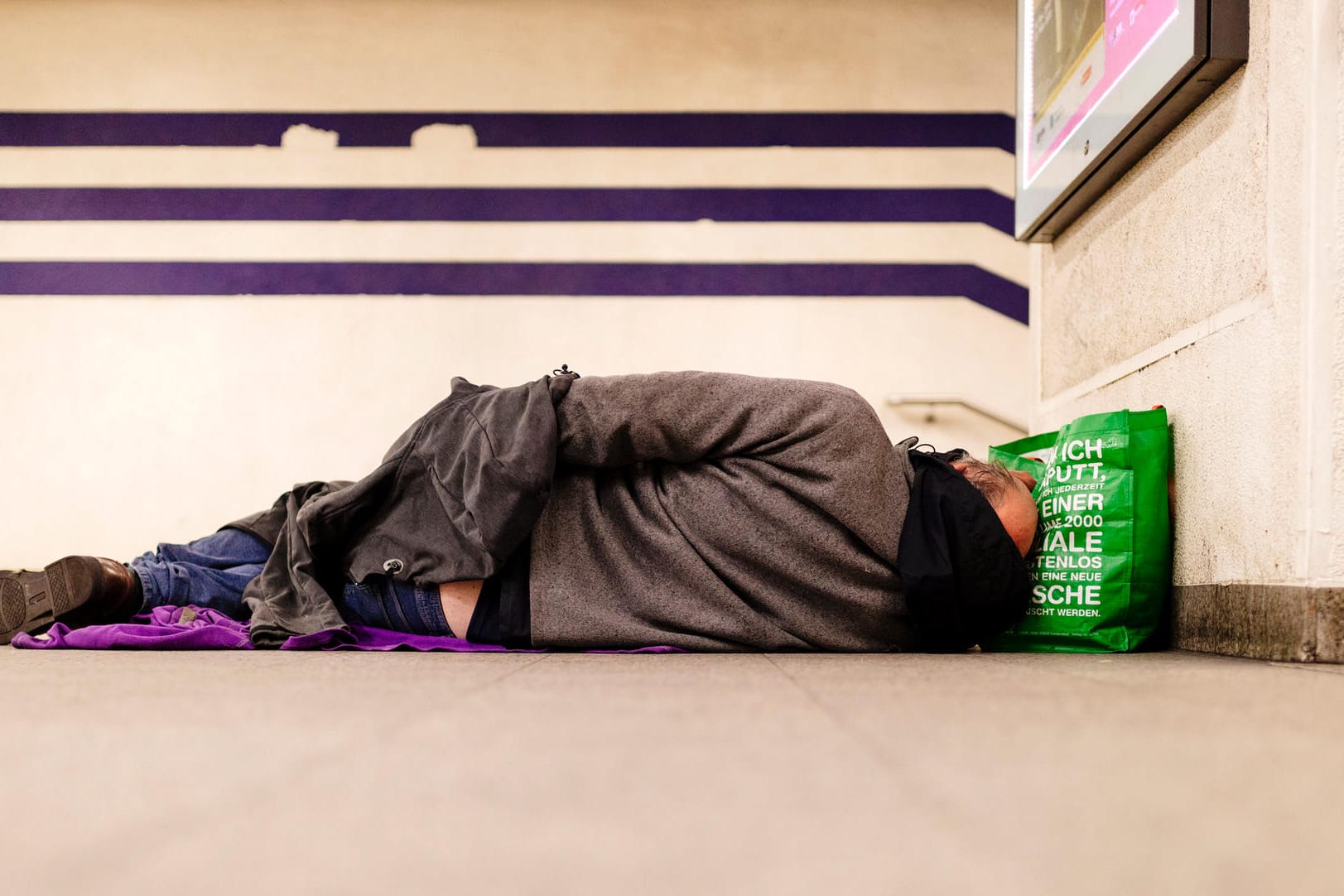 Ein Obdachloser schläft in einer U-Bahn-Haltestelle in Köln: In der Corona-Krise ist das Leben für Obdachlose noch schwieriger geworden (Symbolbild).