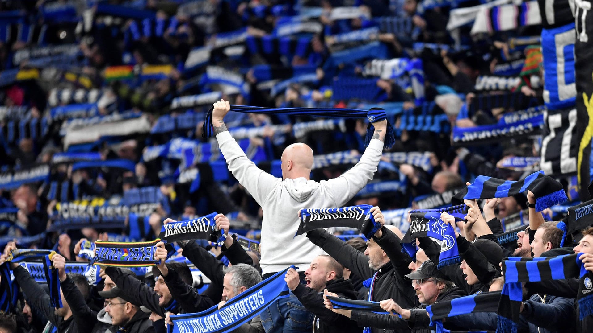 Bergamo-Fans gegen Valencia: Die Champions-League-Partie im Mailänder San Siro gilt als "Spiel Null" der europäischen Corona-Krise.