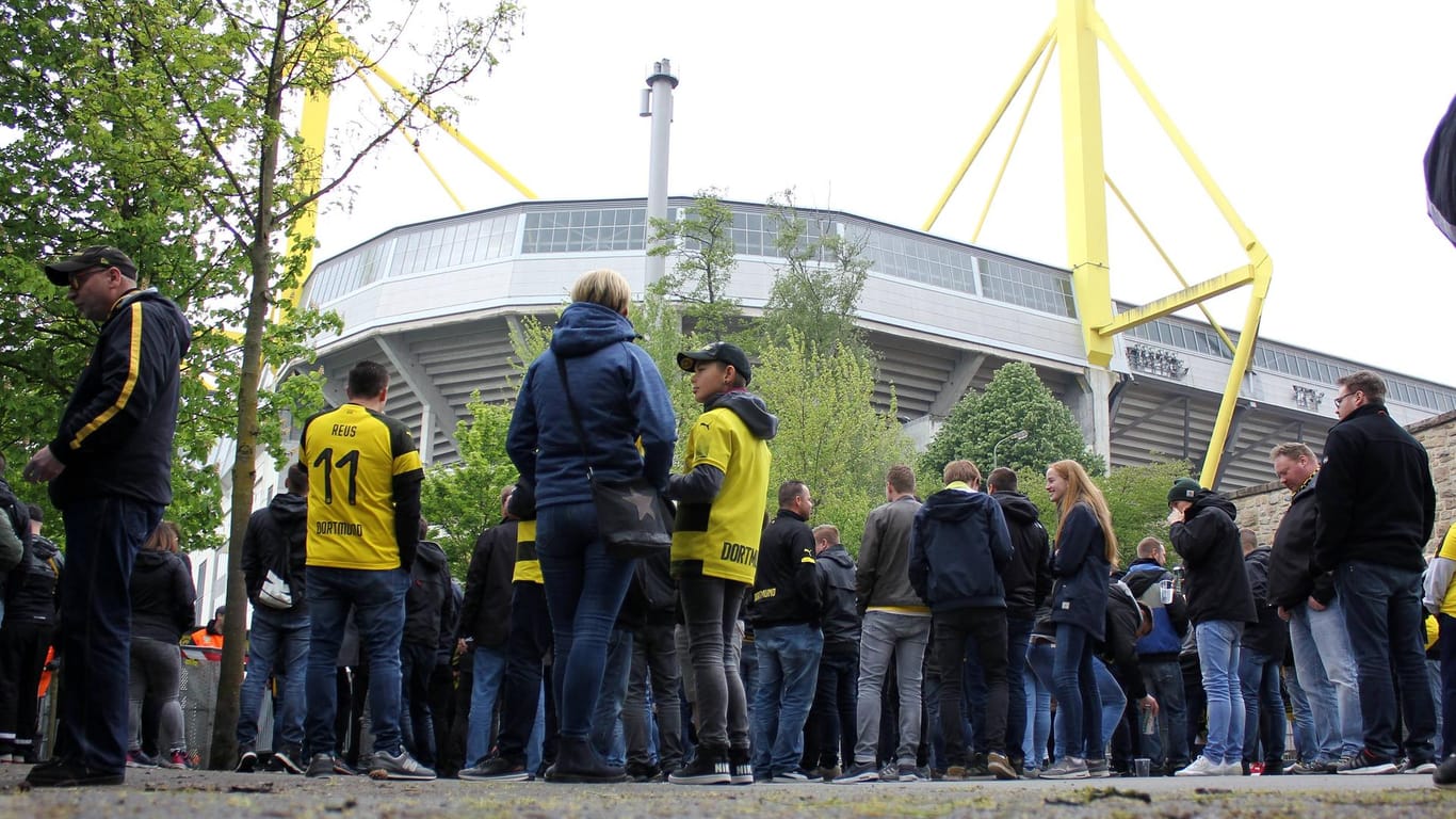 BVB-Fans in Dortmund: Mit einer Spendenaktion halfen sie der lokalen Gastronomie.