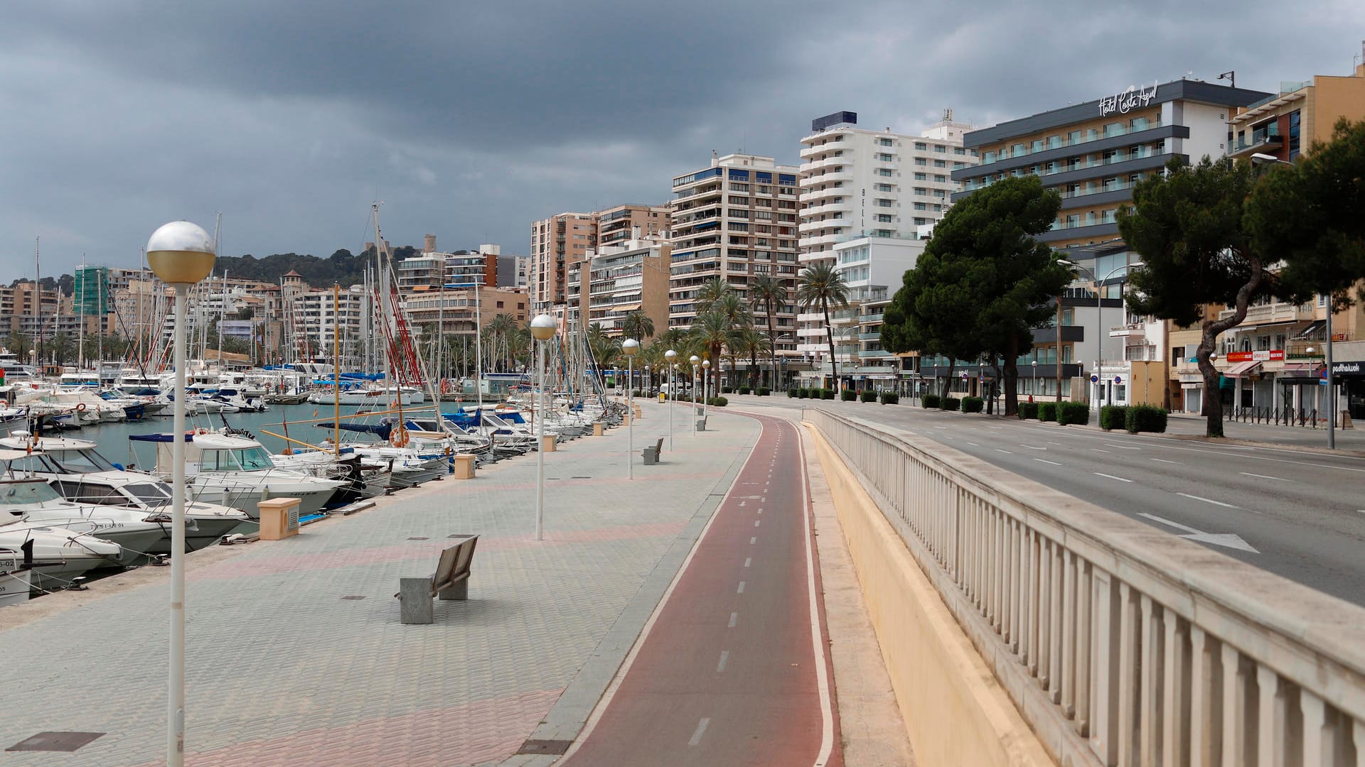 Palma: Menschenleer ist die Promenade am Hafen. In Spanien gilt wegen der rasanten Ausbreitung des Coronavirus eine Ausgangssperre.