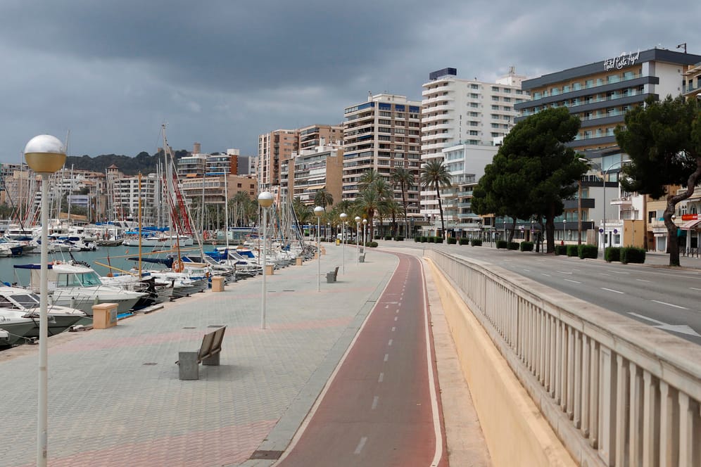 Palma: Menschenleer ist die Promenade am Hafen. In Spanien gilt wegen der rasanten Ausbreitung des Coronavirus eine Ausgangssperre.