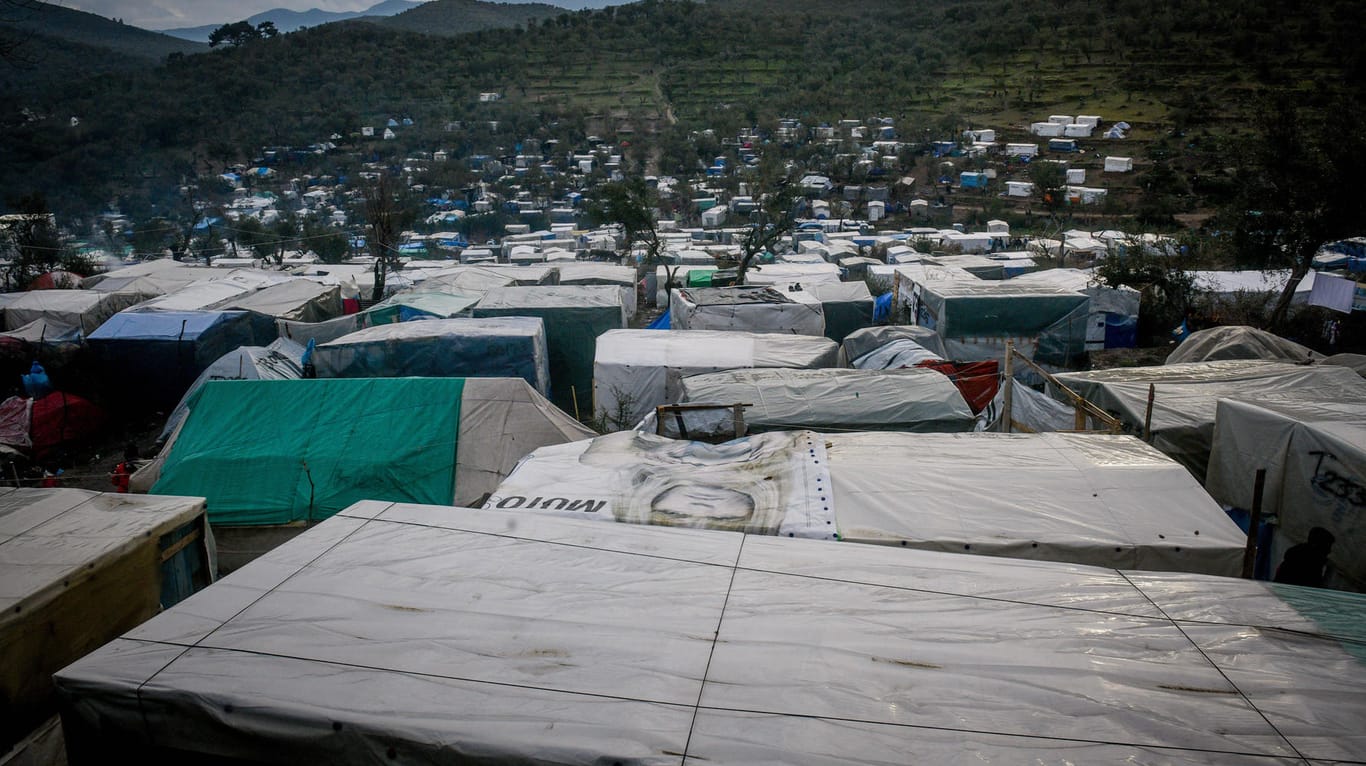 Der "Dschungel" von Moria: Zelt an Zelt reiht sich in den Olivenhainen von Lesbos. Abstand zu halten, ist hier unmöglich.
