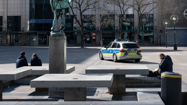 Momentaufnahme vom alten Markt in Dortmund: Die Polizei mit einem Streifenwagen in Einsatzl. Momentaufnahme vom alten Markt in Dortmund: Die Polizei mit einem Streifenwagen in Einsatzl.