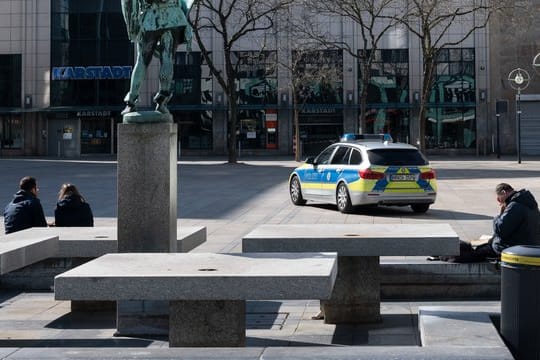Momentaufnahme vom alten Markt in Dortmund: Die Polizei mit einem Streifenwagen in Einsatzl.