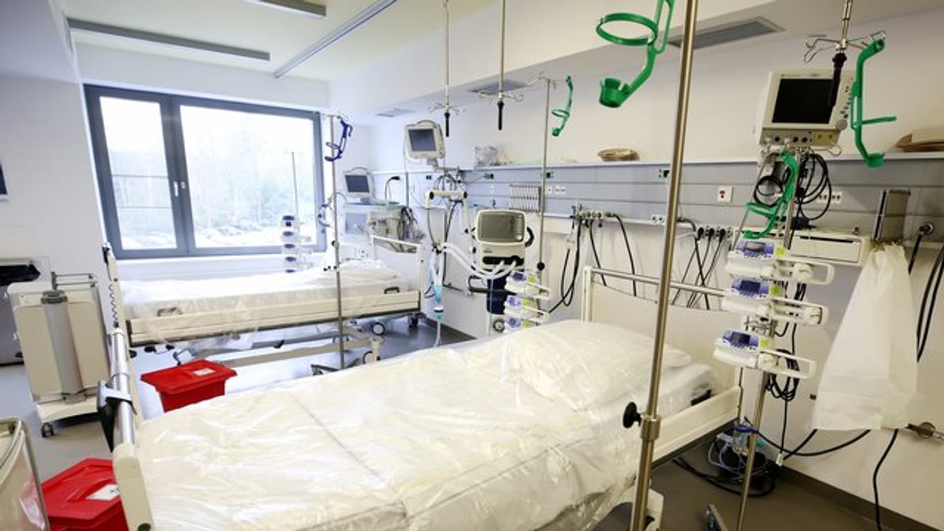 Neben den Intensivbetten stehen Beatmungsgeräte im Allgemeinen Krankenhaus Viersen in Nordrhein-Westfalen.
