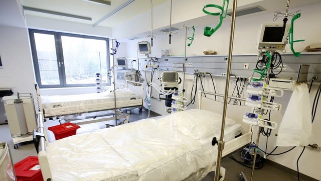 Neben den Intensivbetten stehen Beatmungsgeräte im Allgemeinen Krankenhaus Viersen in Nordrhein-Westfalen. Neben den Intensivbetten stehen Beatmungsgeräte im Allgemeinen Krankenhaus Viersen in Nordrhein-Westfalen.