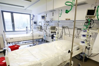 Neben den Intensivbetten stehen Beatmungsgeräte im Allgemeinen Krankenhaus Viersen in Nordrhein-Westfalen.