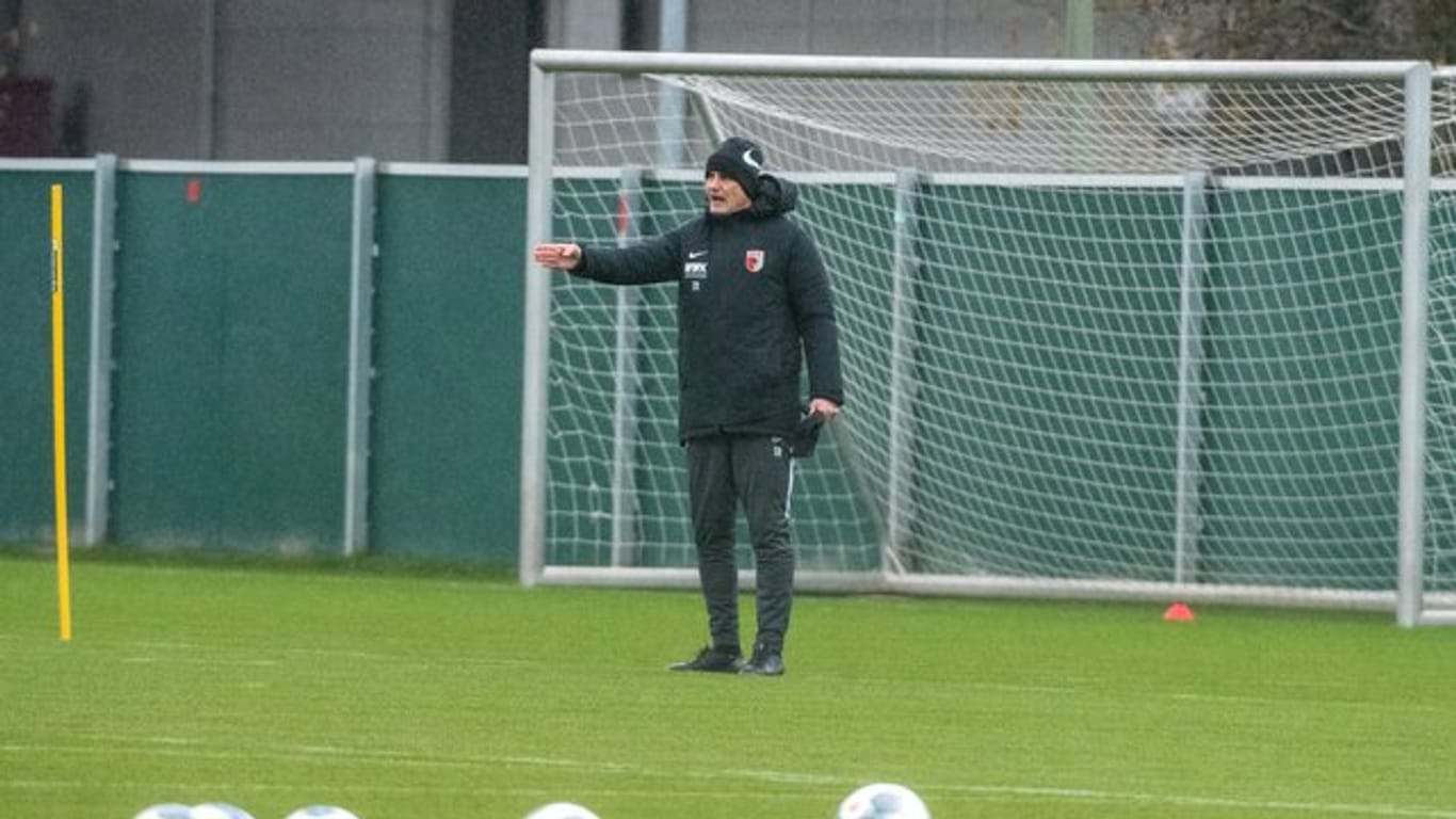 Der FC Augsburg hat wieder das Training aufgenommen: Heiko Herrlich gestikuliert auf dem Trainingsgelände.