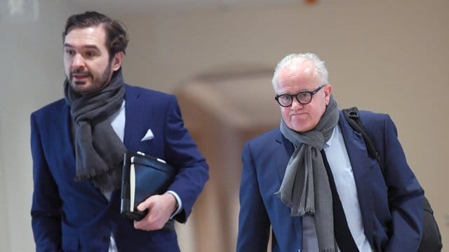 DFB-Präsident Fritz Keller (r) und Generalsekretär Friedrich Curtius kommen zur Mitgliederversammlung der DFL. DFB-Präsident Fritz Keller (r) und Generalsekretär Friedrich Curtius kommen zur Mitgliederversammlung der DFL.