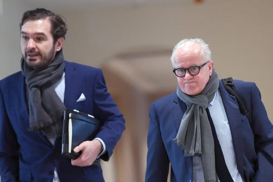 DFB-Präsident Fritz Keller (r) und Generalsekretär Friedrich Curtius kommen zur Mitgliederversammlung der DFL.
