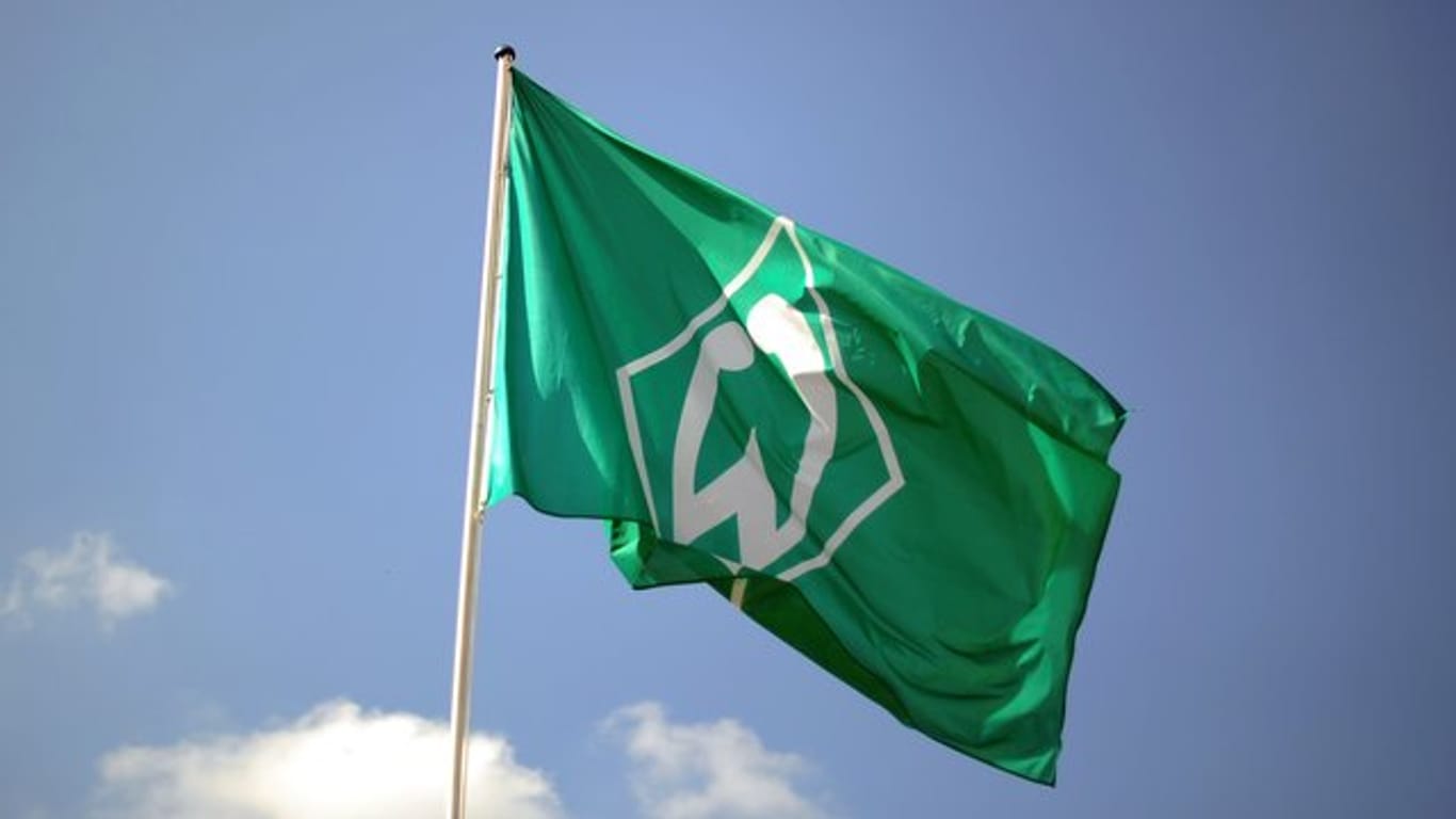 Die Fußball-Profis und Verantwortlichen von Werder Bremen haben dem Verein einen freiwilligen Gehaltsverzicht angeboten.