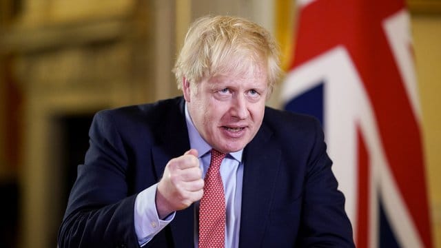 "Von heute Abend an muss ich dem britischen Volk eine einfache Anordnung geben: Sie müssen zuhause bleiben", sagt Johnson in seiner Fernsehansprache. "Von heute Abend an muss ich dem britischen Volk eine einfache Anordnung geben: Sie müssen zuhause bleiben", sagt Johnson in seiner Fernsehansprache.